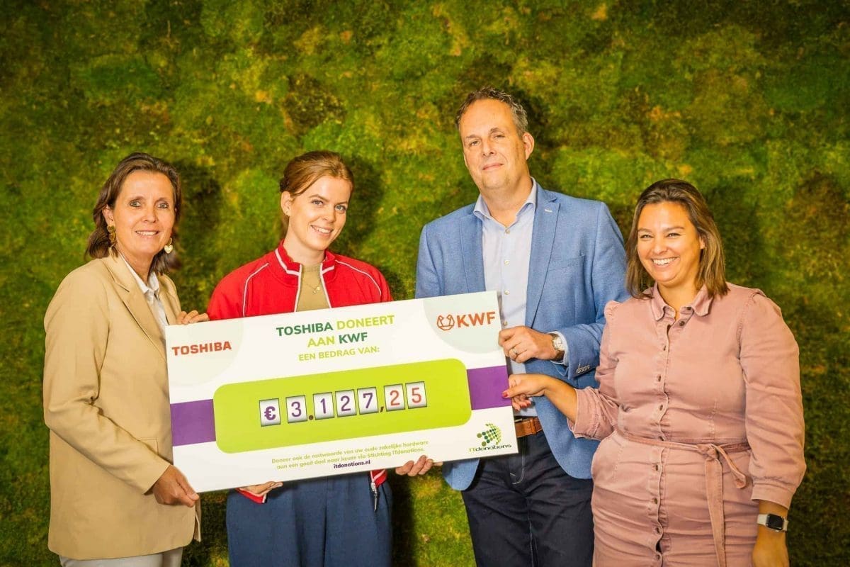 Cheque overhandiging toshiba