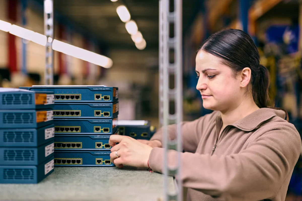 Technicien configurant des commutateurs réseau d’entreprise dans un entrepôt